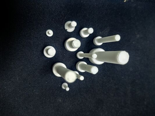 Śruby z tlenku aluminium