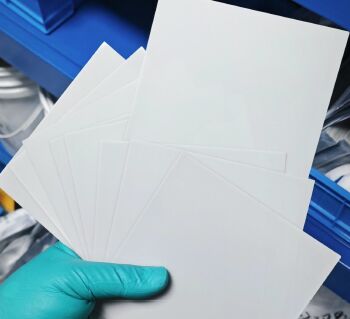 Polerowany substrat azotanu aluminium